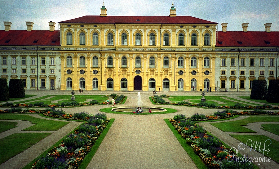 Neues Schloss / Oberschleißheim bei München / Bayern
analoge Aufnahme mit PRAKTICA BMS Spiegelreflex / Festbrennweite 50 mm 1995-08-00_606_Pentacon_PRAKTICA_BMS_Spiegelreflex.jpg